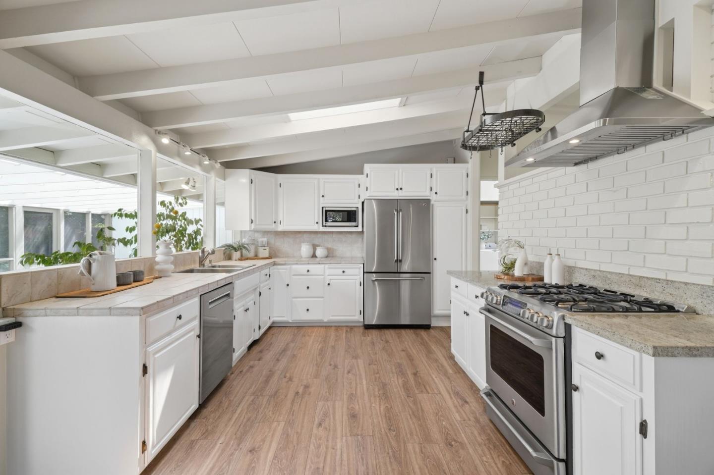 887 Loma Verde AVE