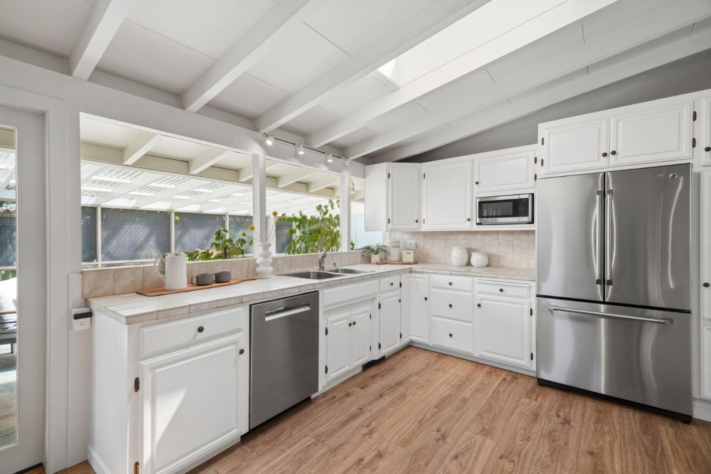 887 Loma Verde AVE