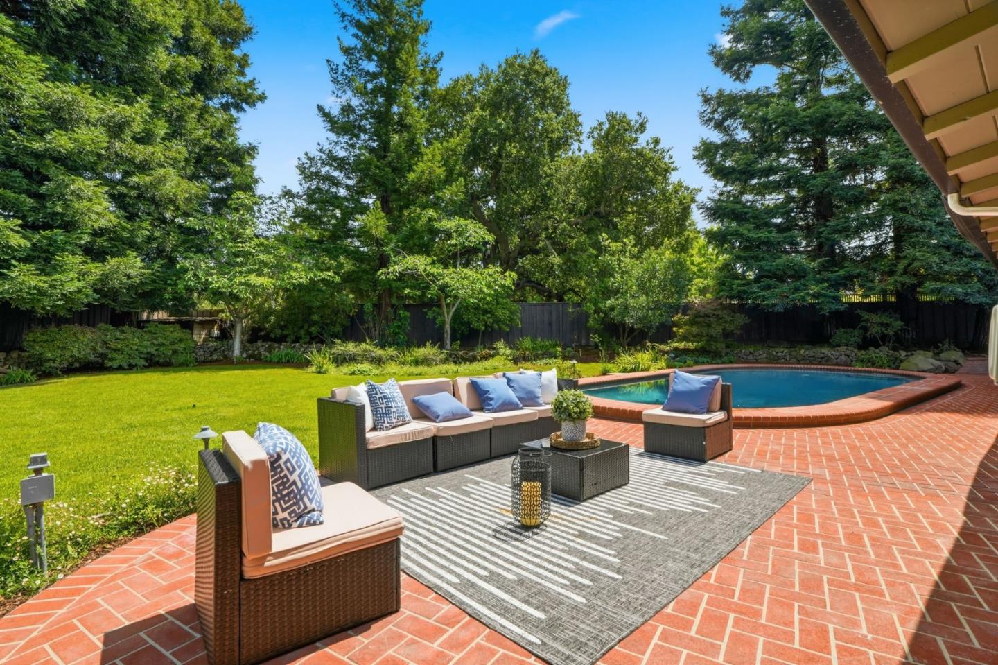 833 Dixon Way
