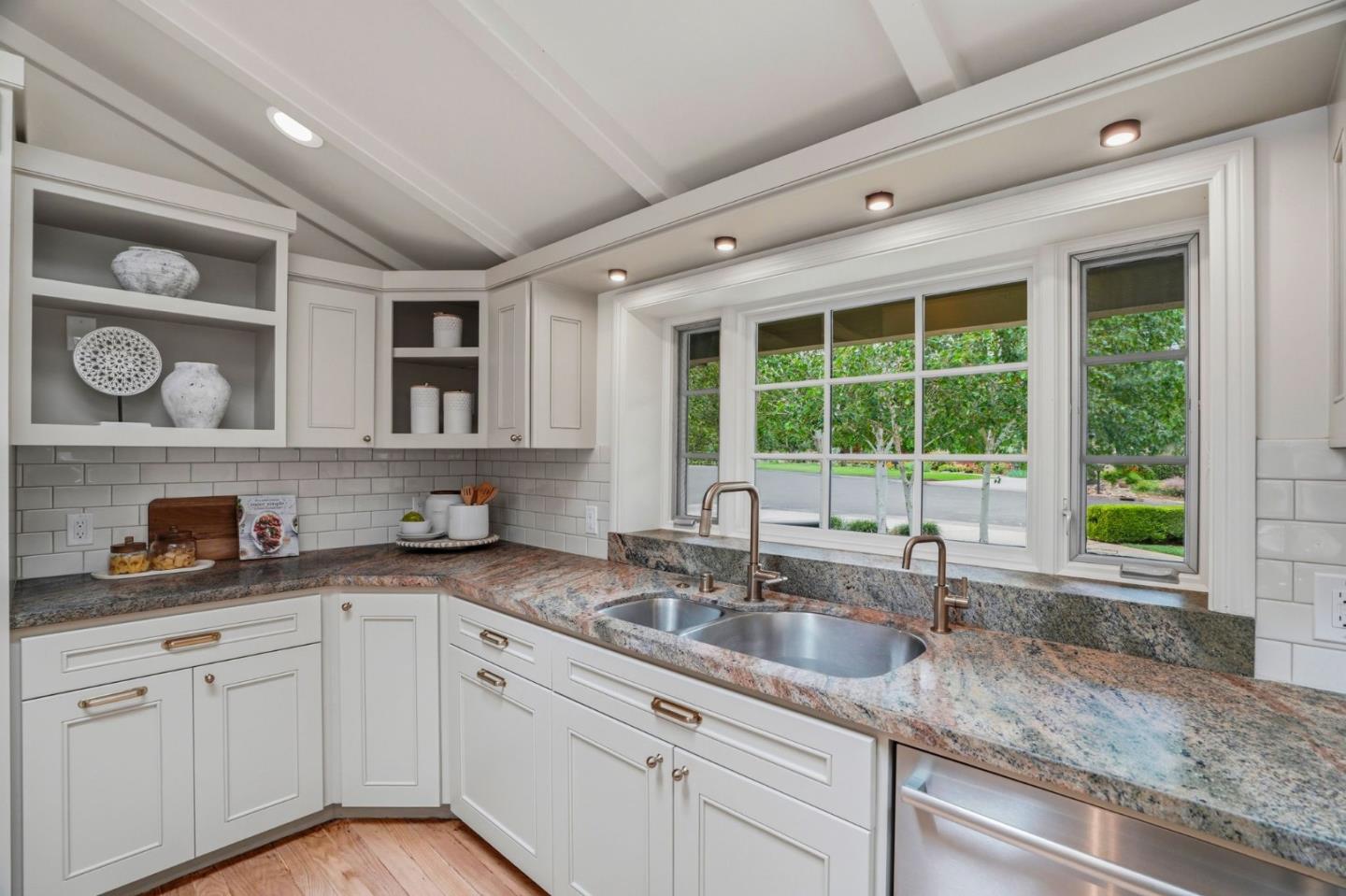 833 Dixon Way