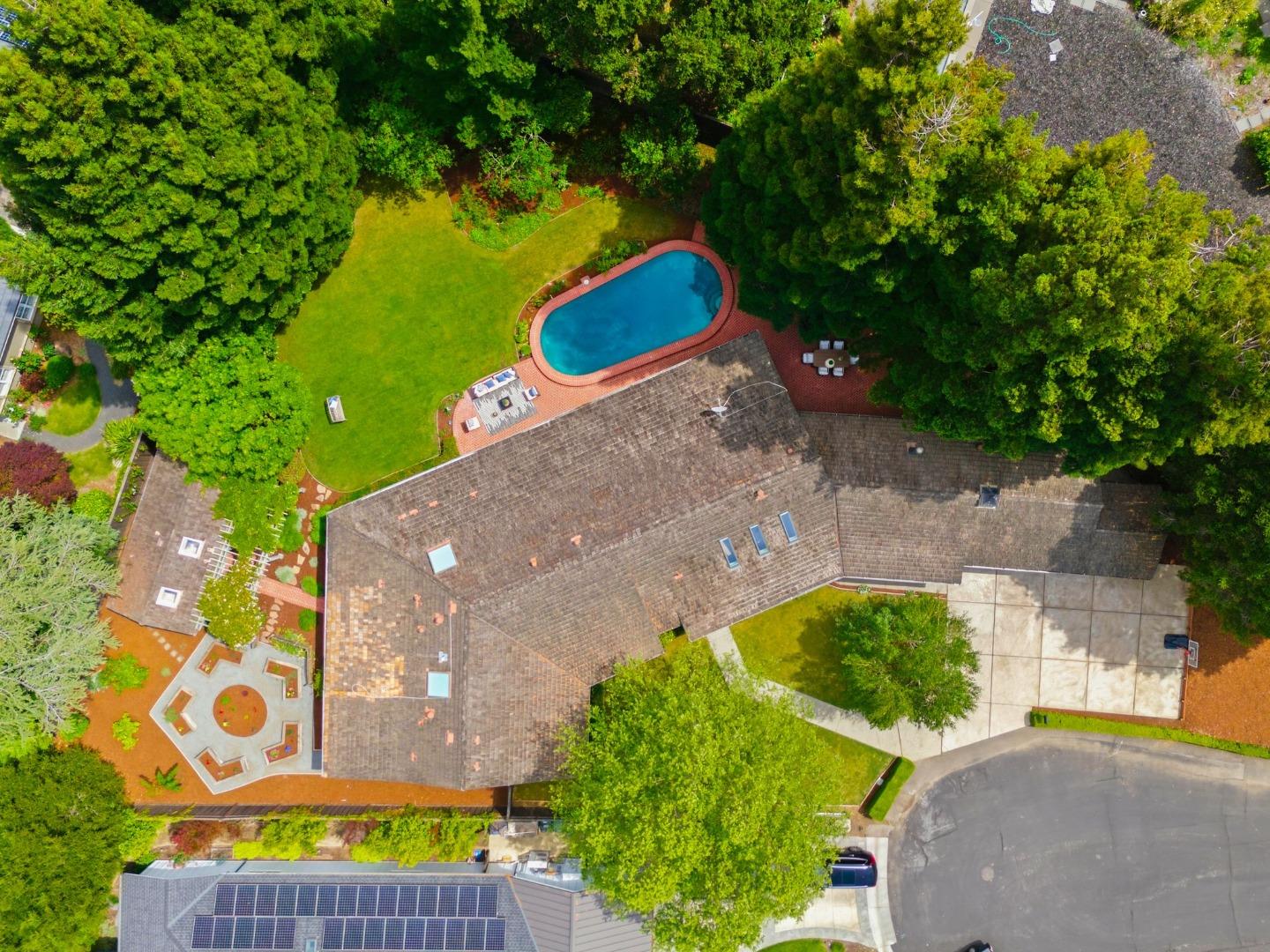 833 Dixon Way