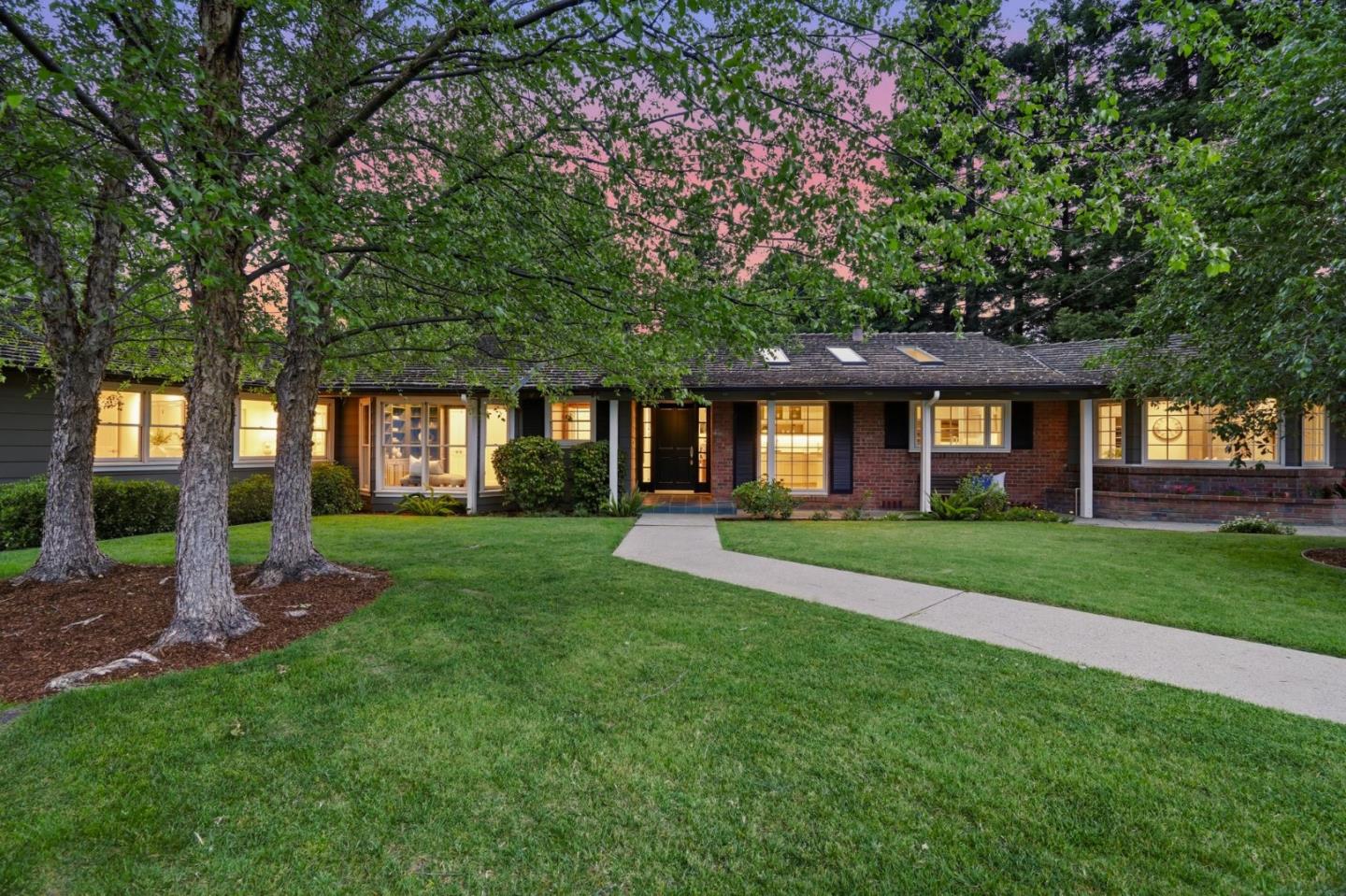 833 Dixon Way