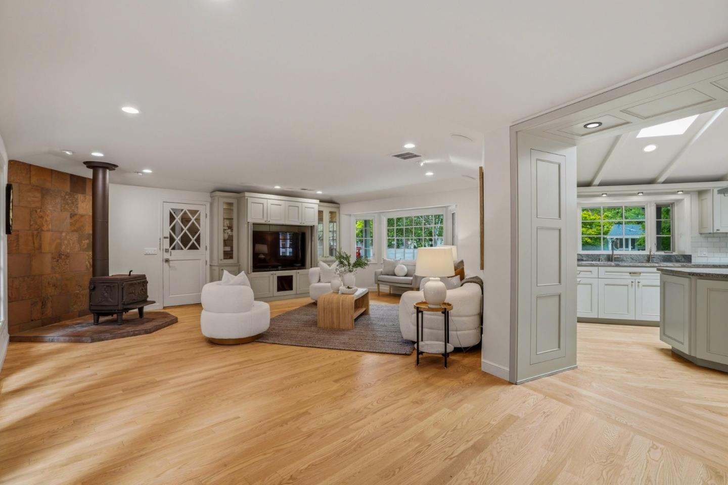 833 Dixon Way