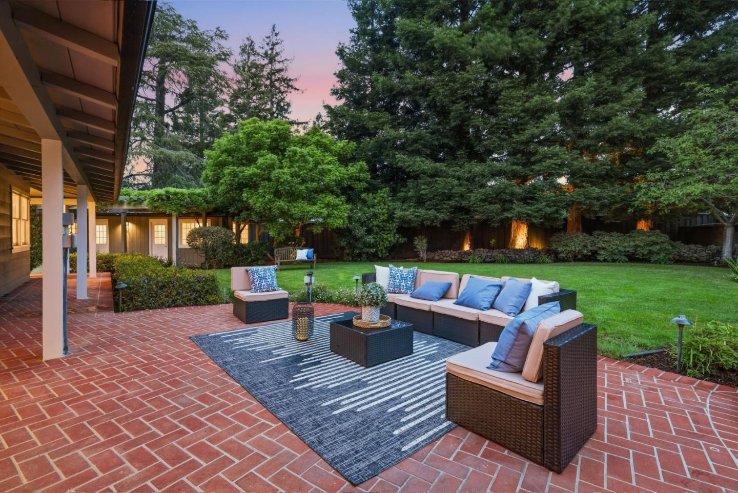 833 Dixon Way