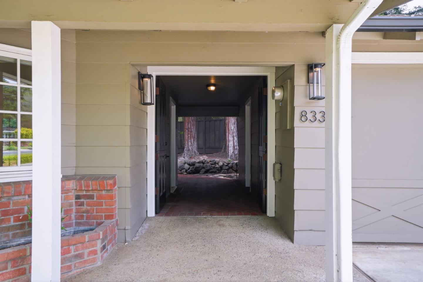 833 Dixon Way