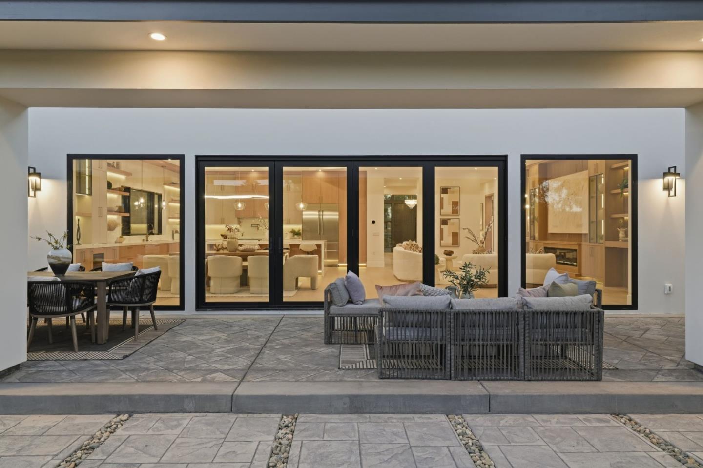 685 Riviera DR