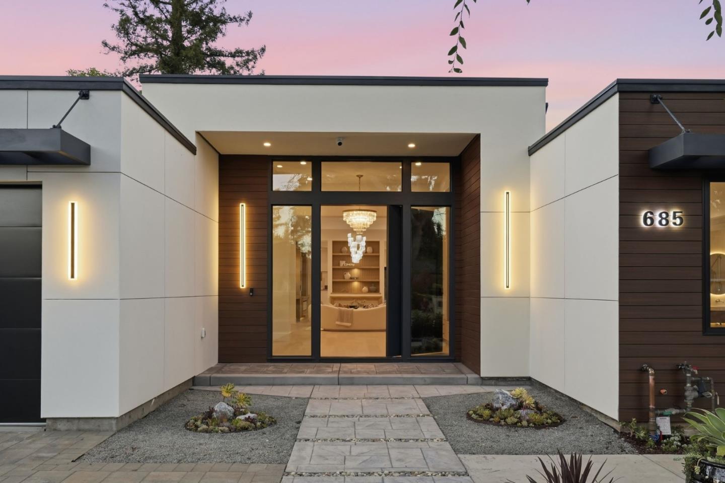 685 Riviera DR