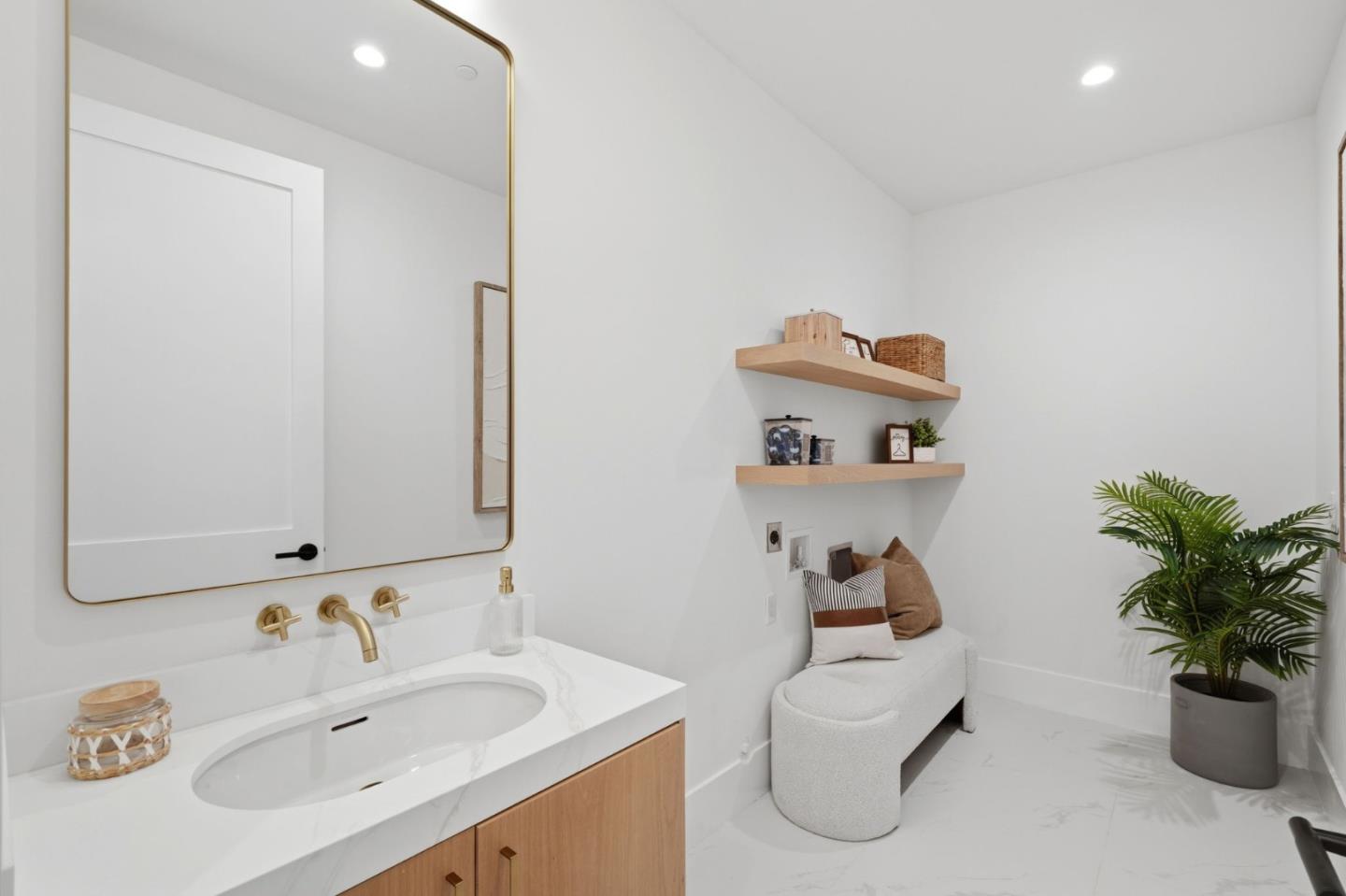 685 Riviera DR
