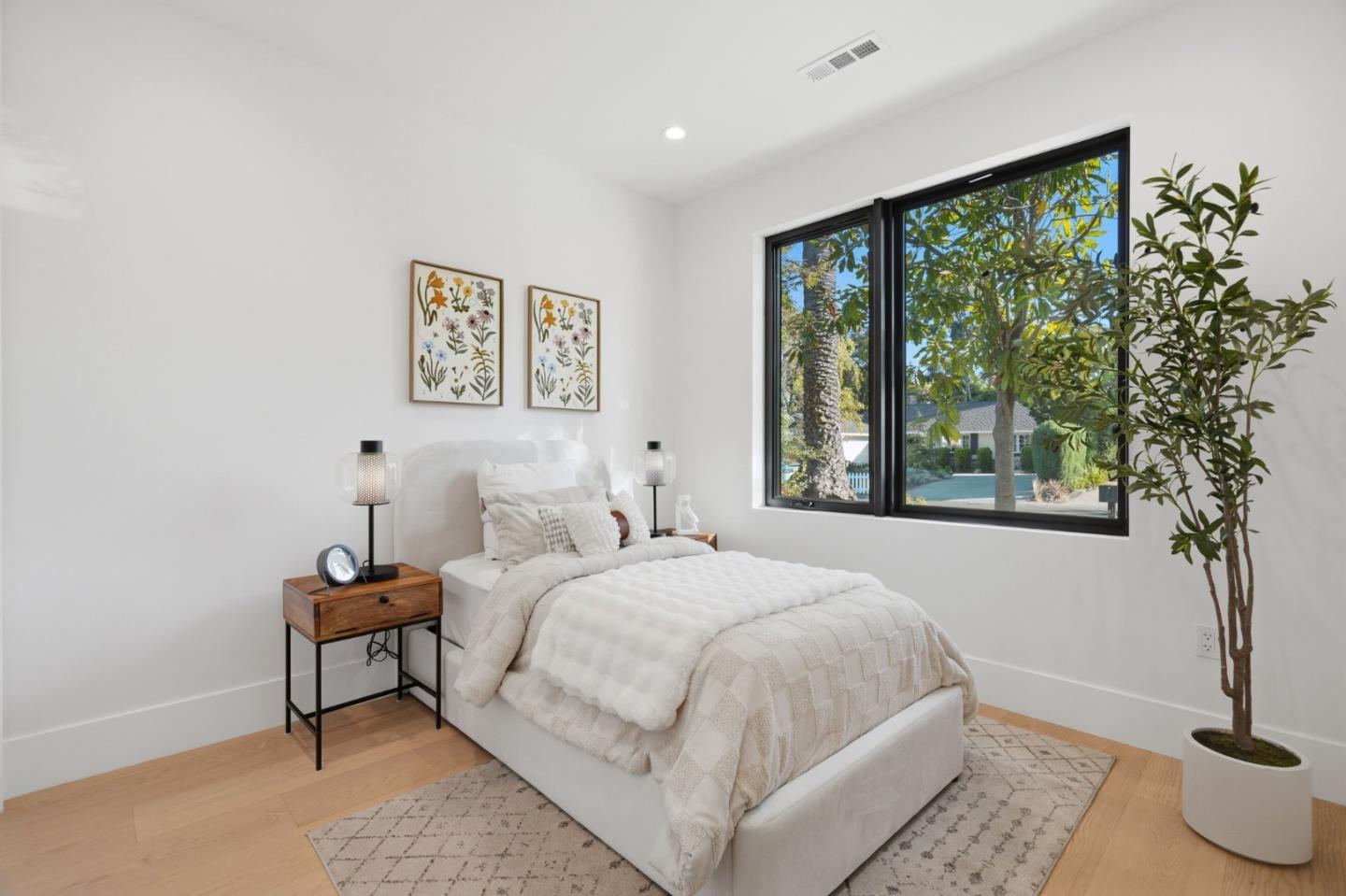 685 Riviera DR