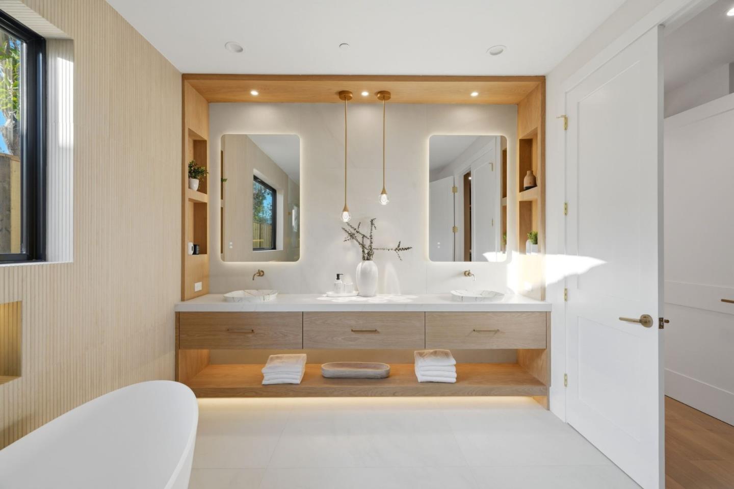 685 Riviera DR