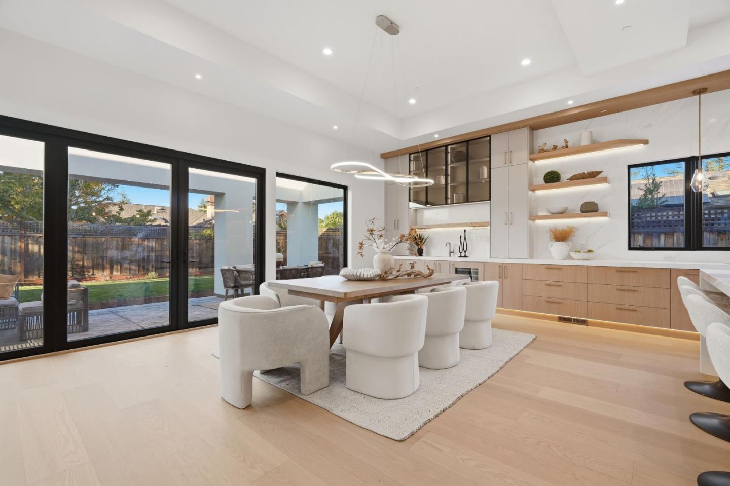 685 Riviera DR