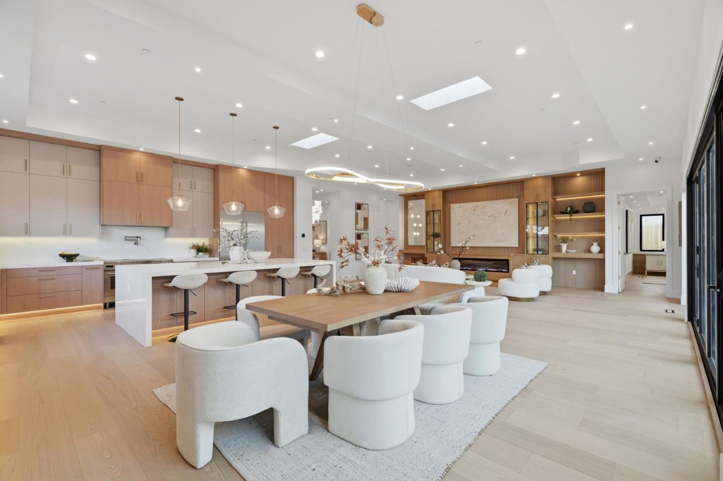 685 Riviera DR
