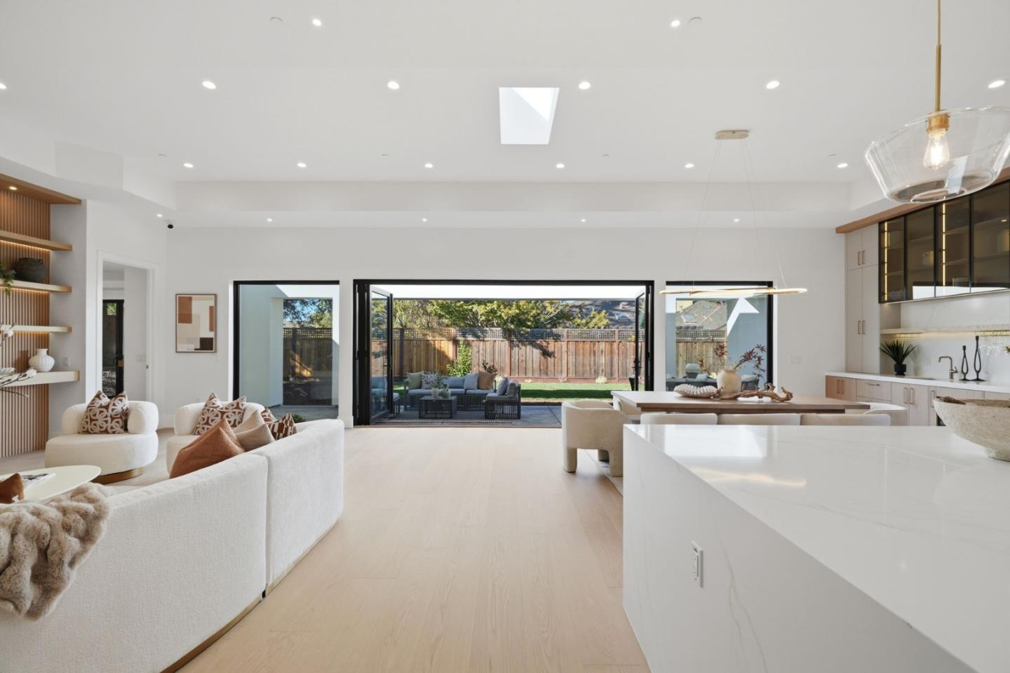 685 Riviera DR