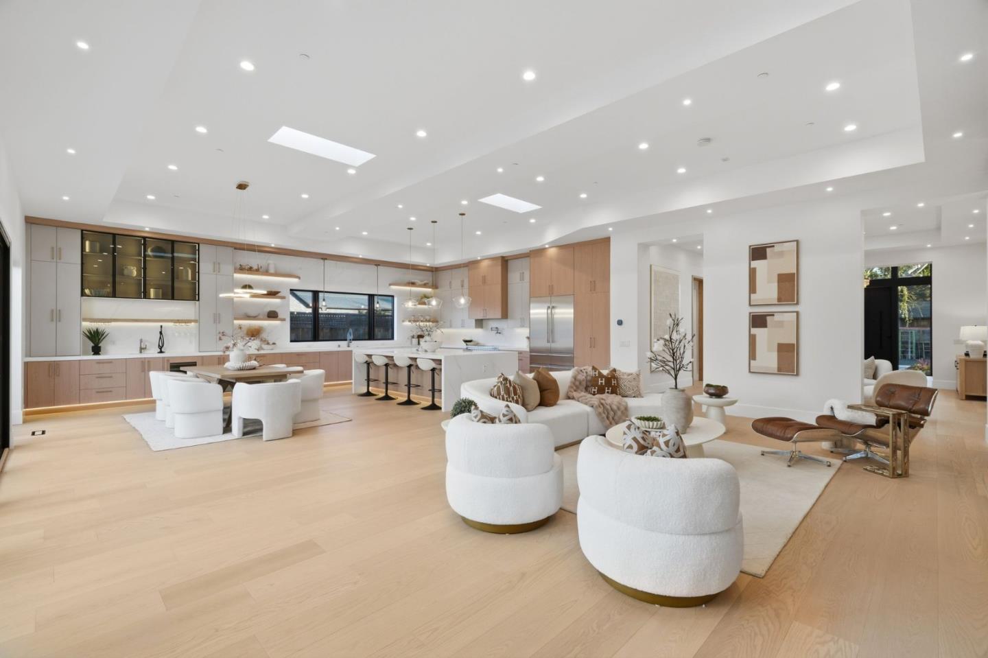 685 Riviera DR