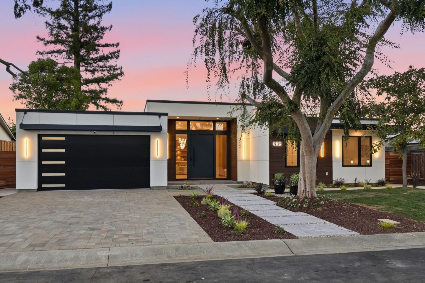 685 Riviera DR