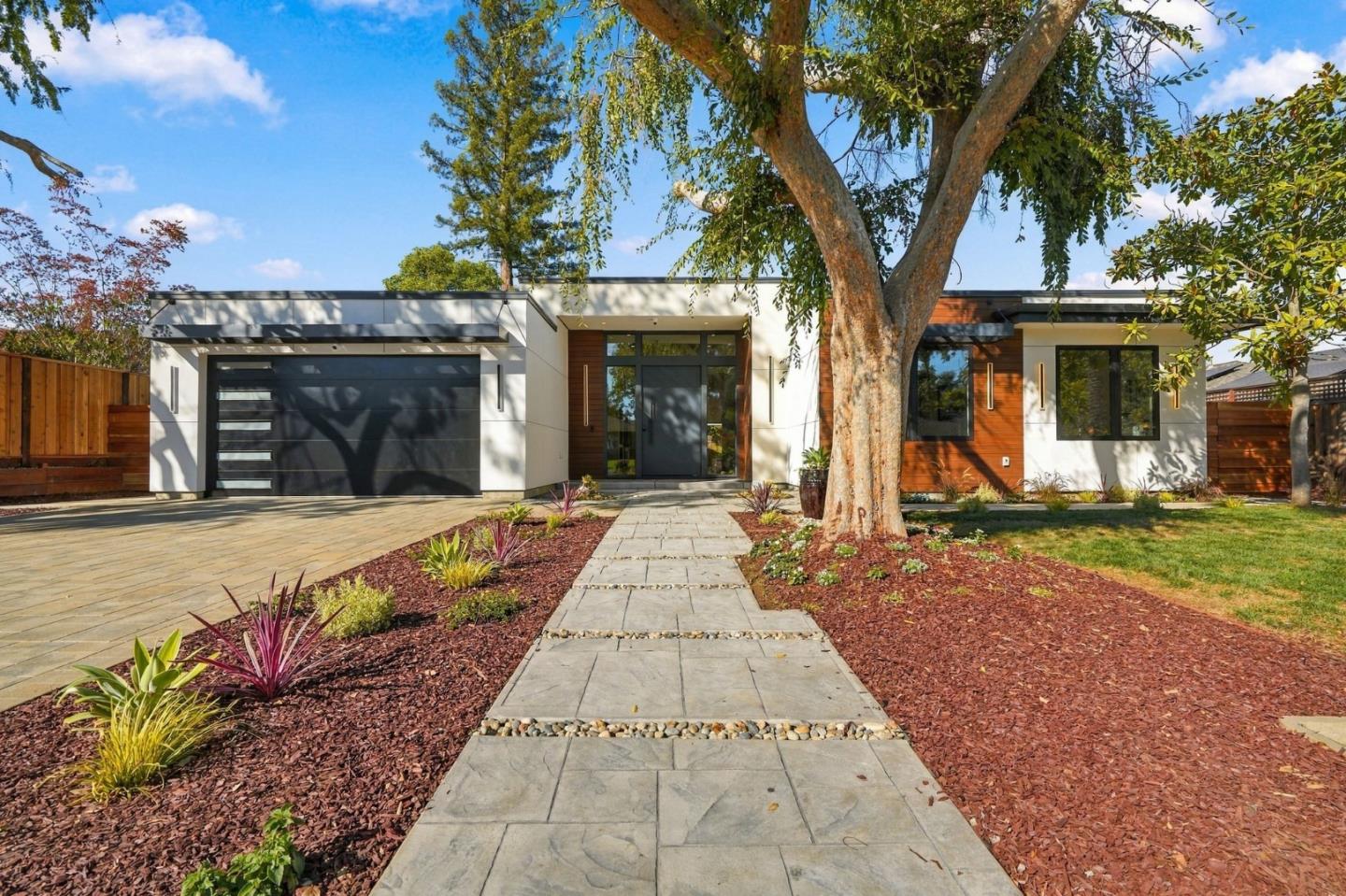 685 Riviera DR