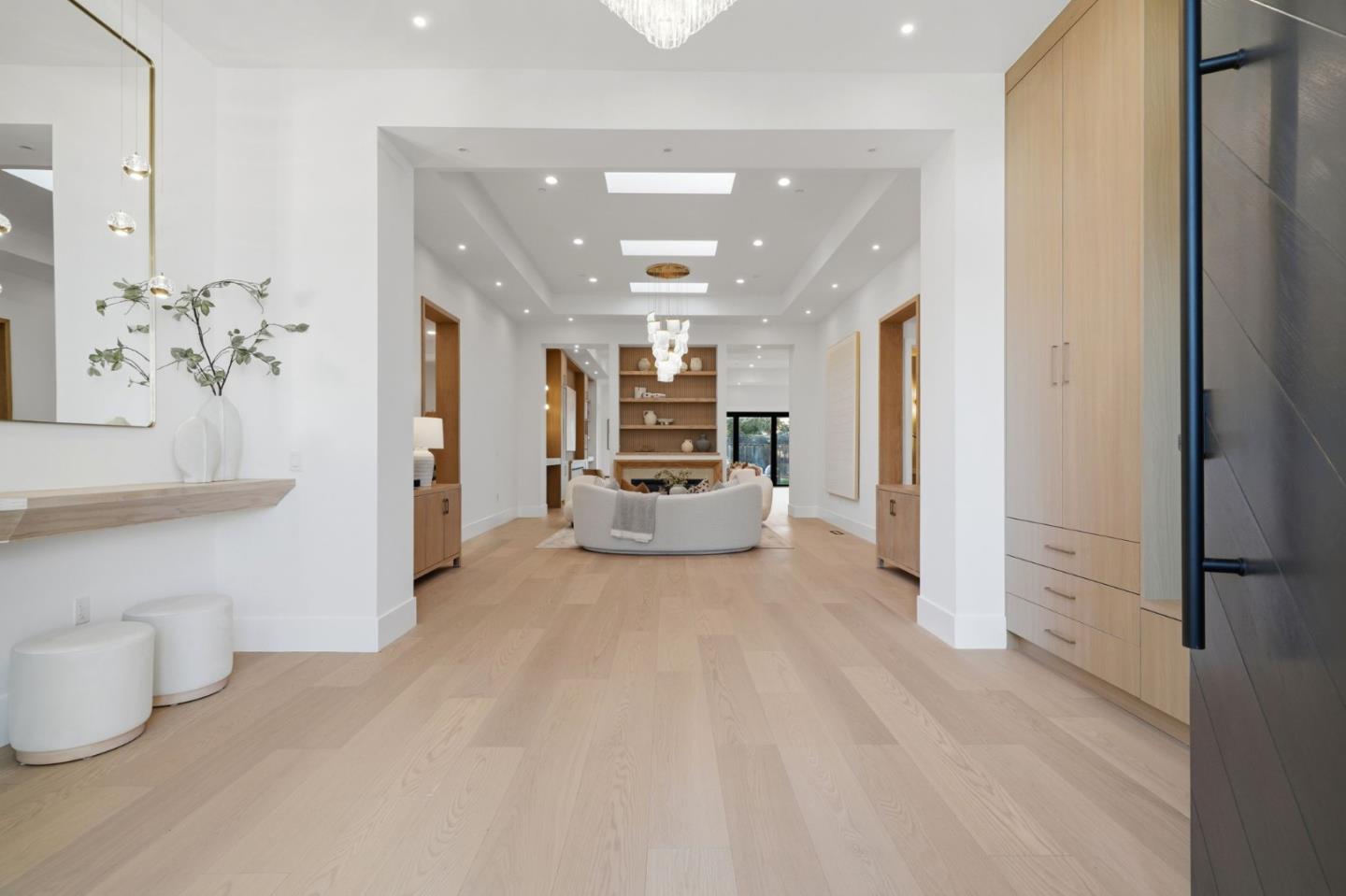 685 Riviera DR