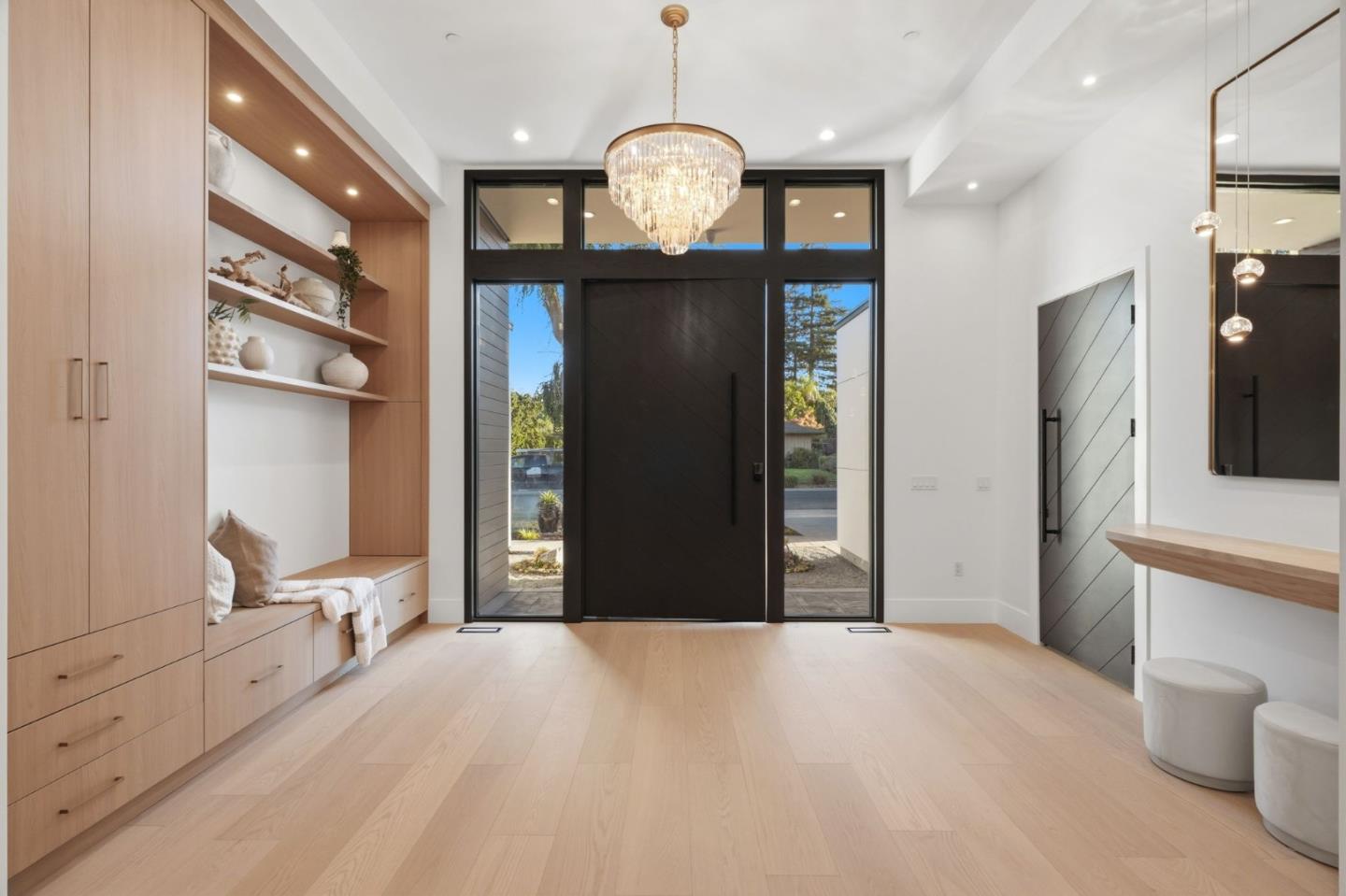 685 Riviera DR