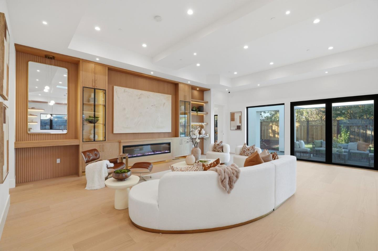 685 Riviera DR
