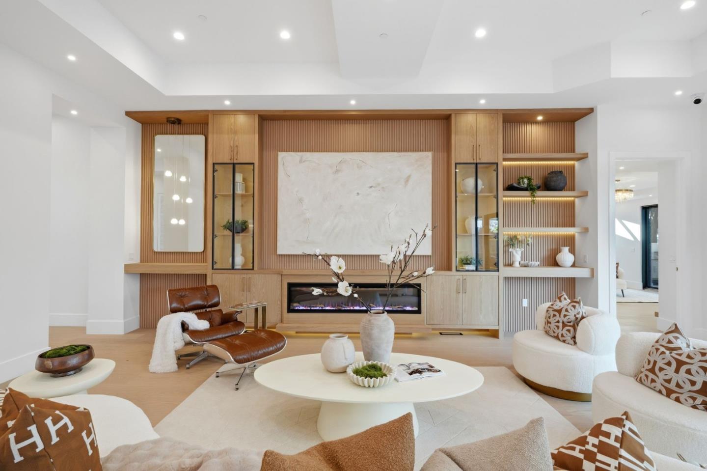 685 Riviera DR