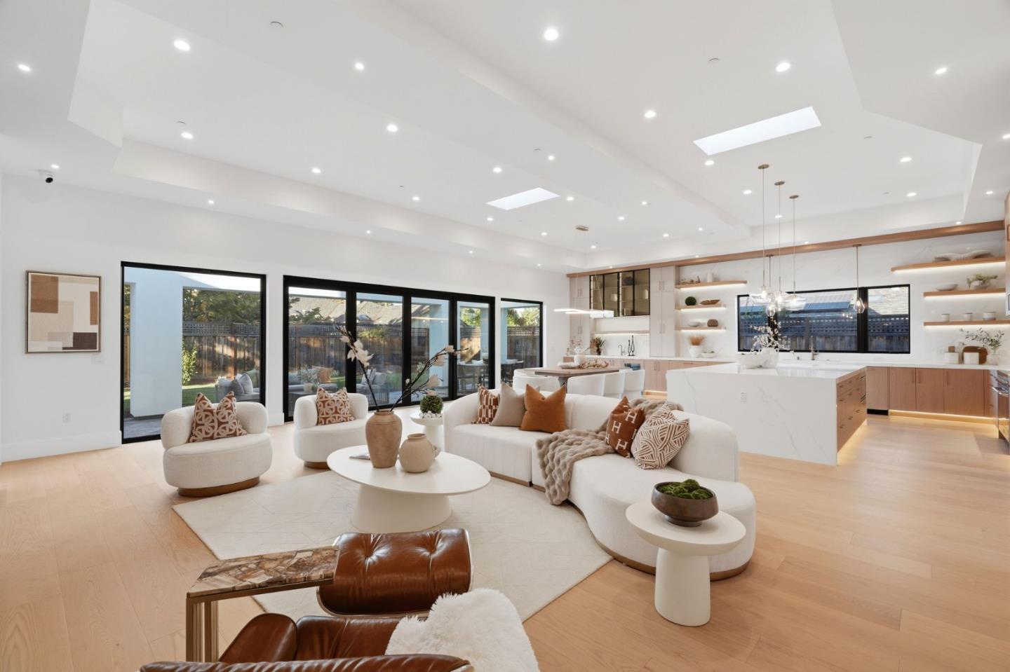 685 Riviera DR