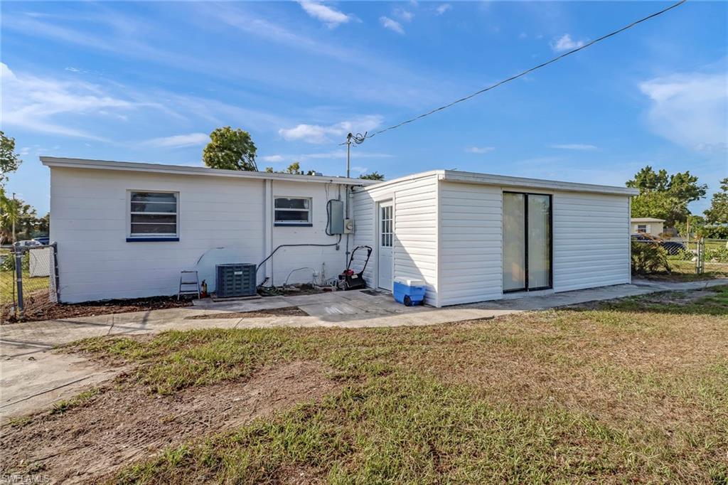 931 Tropical Palm AVE