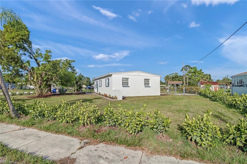 931 Tropical Palm AVE