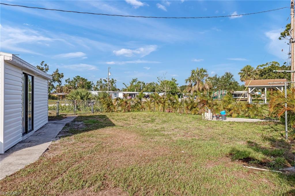 931 Tropical Palm AVE