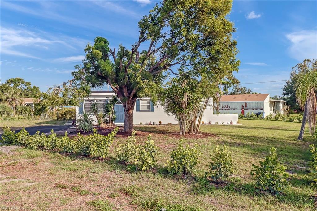 931 Tropical Palm AVE