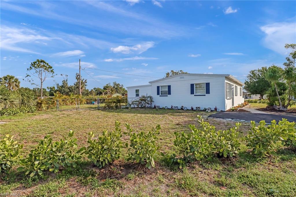 931 Tropical Palm AVE