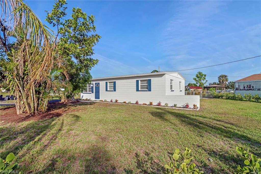 931 Tropical Palm AVE