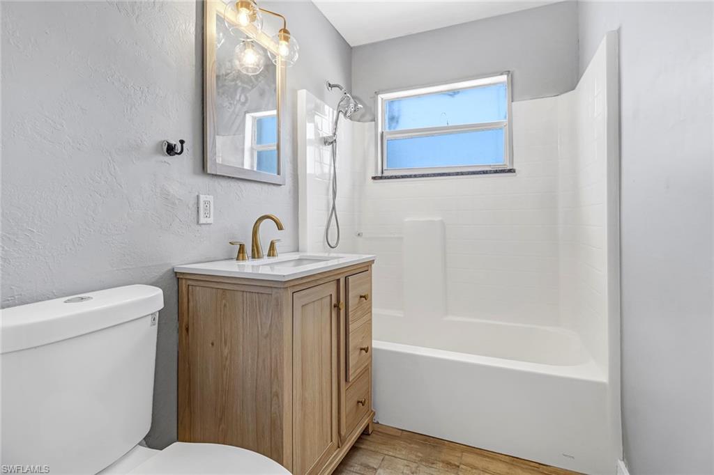 931 Tropical Palm AVE