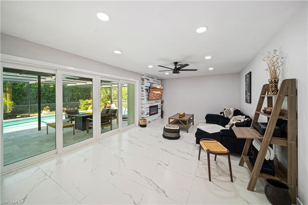 4439 Parrot AVE
