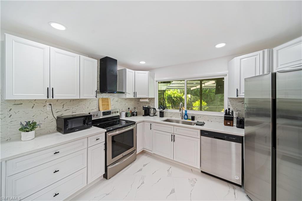 4439 Parrot AVE