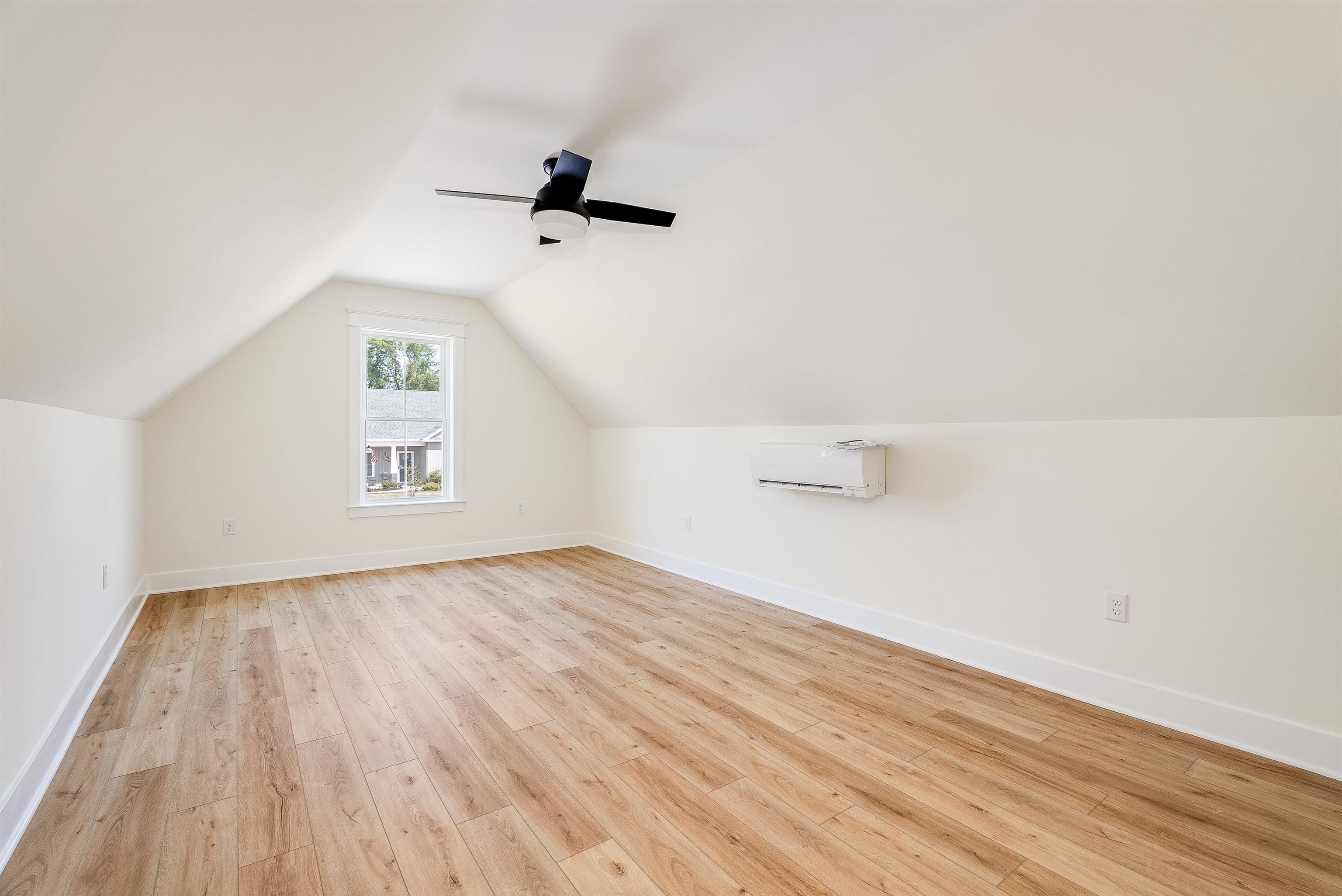 142 LINDBURGH DR