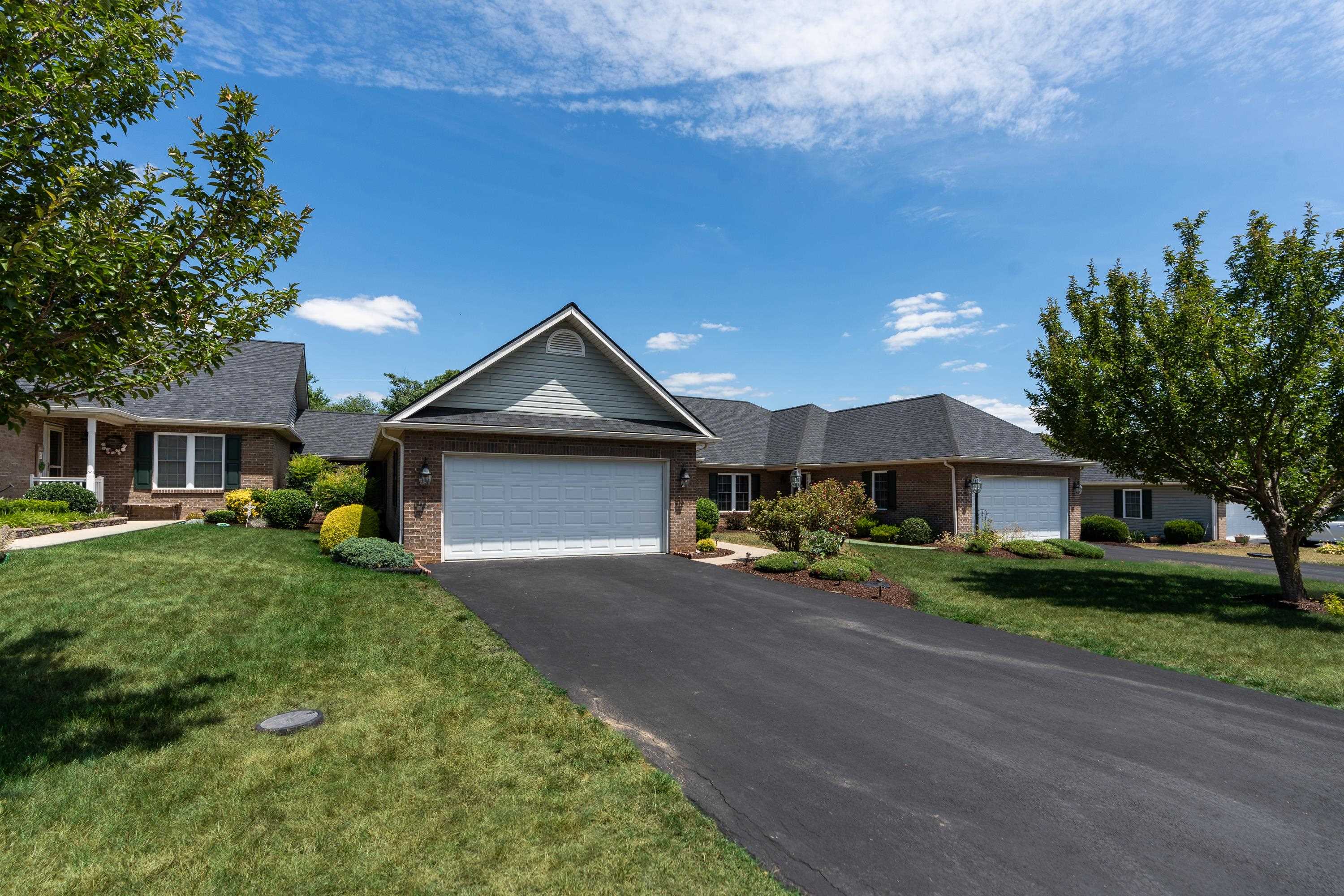 81 ROXBURY DR