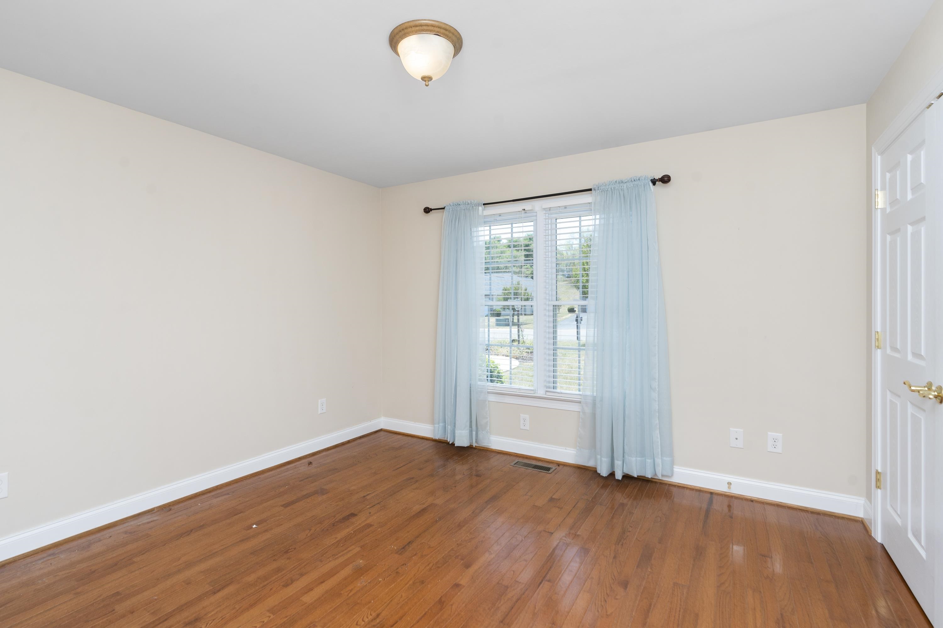 81 ROXBURY DR