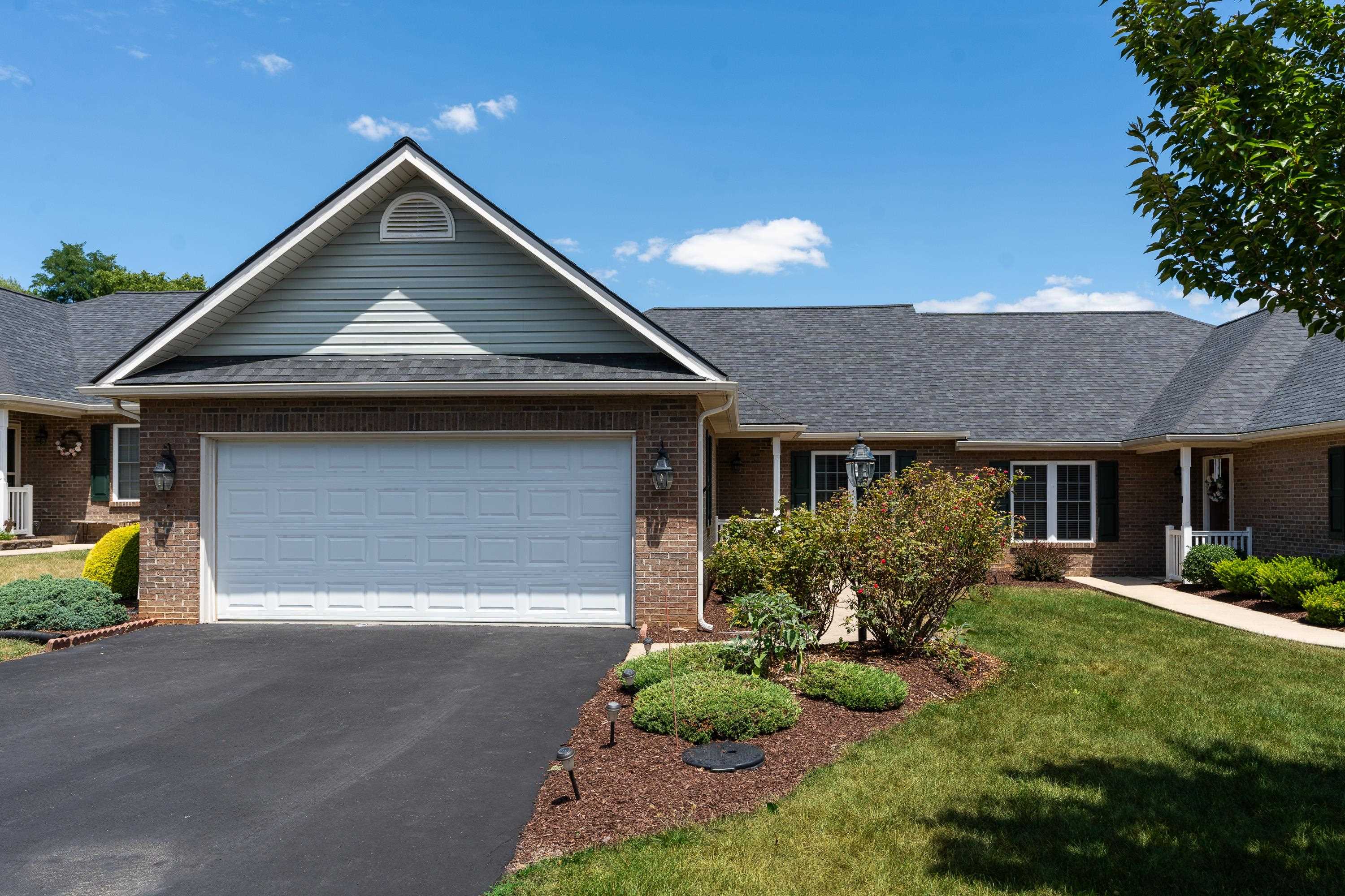 81 ROXBURY DR