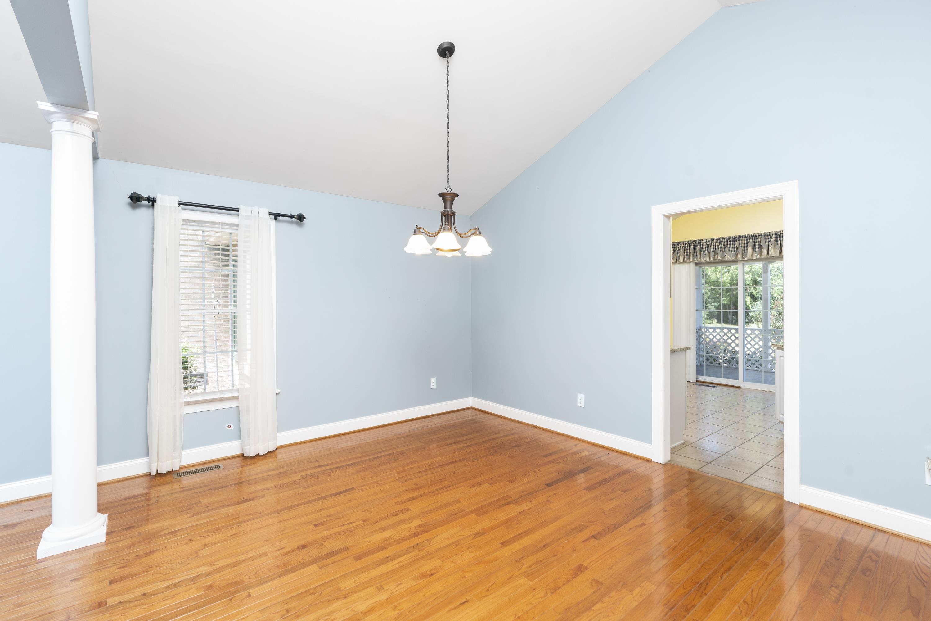 81 ROXBURY DR
