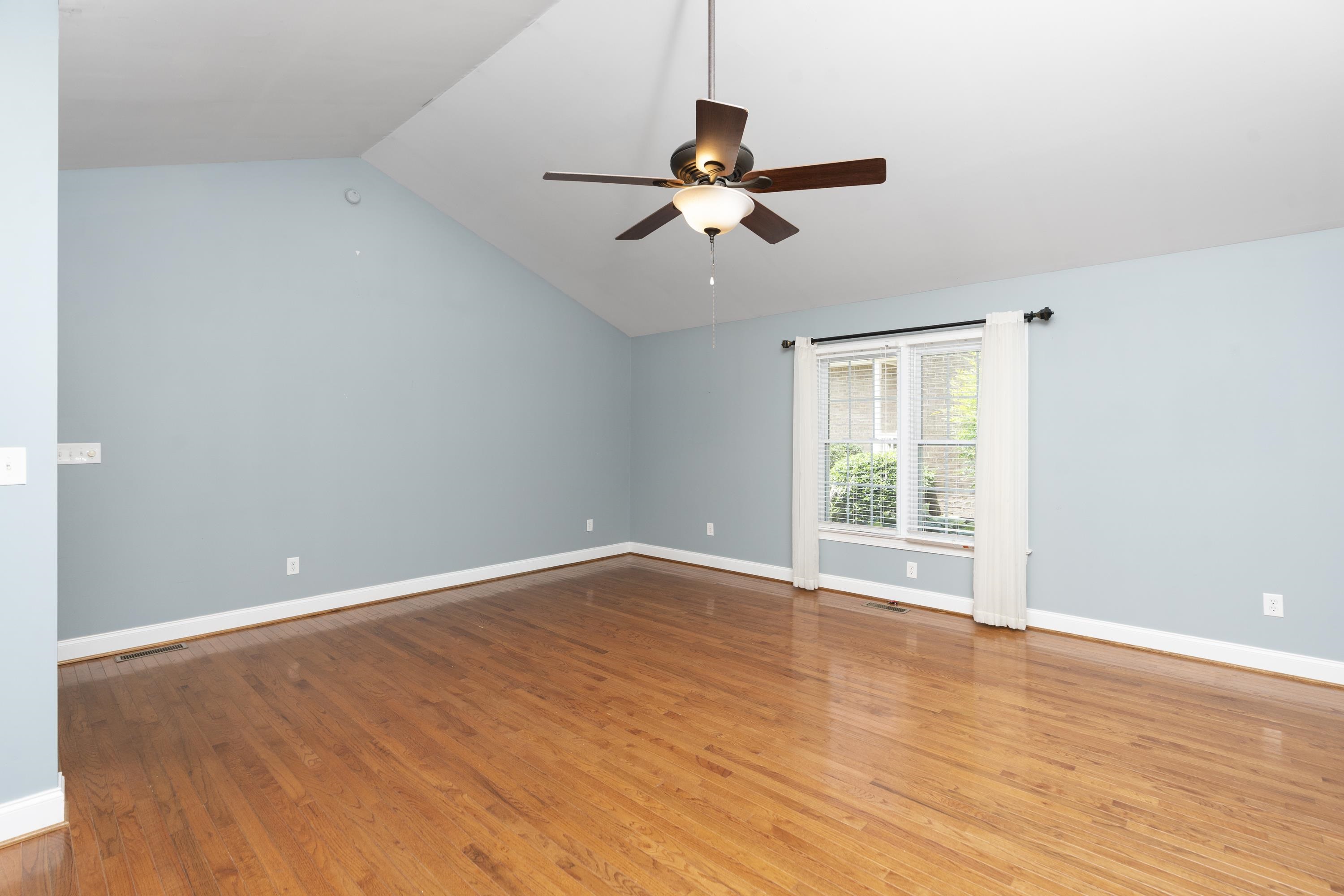 81 ROXBURY DR
