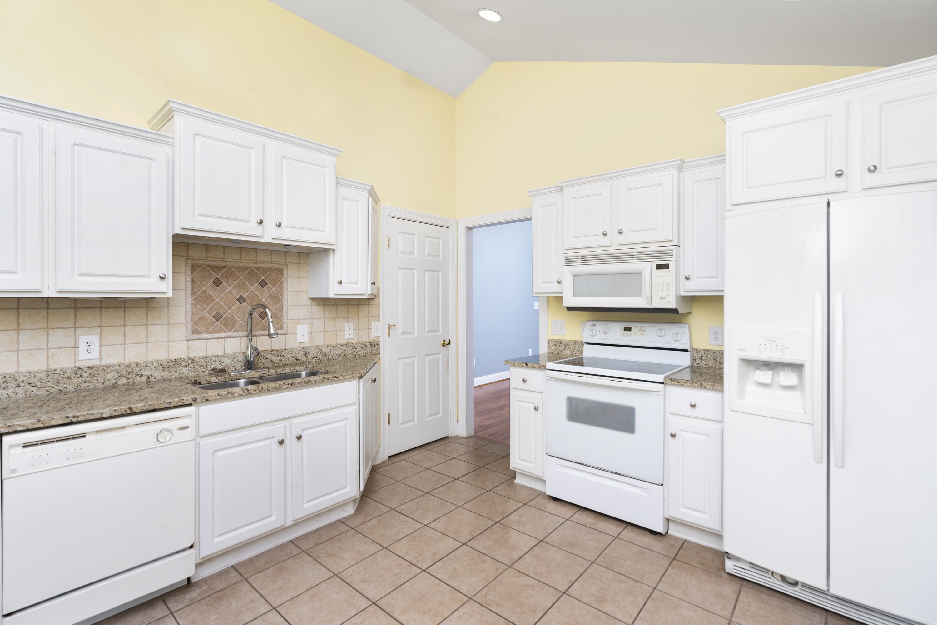 81 ROXBURY DR