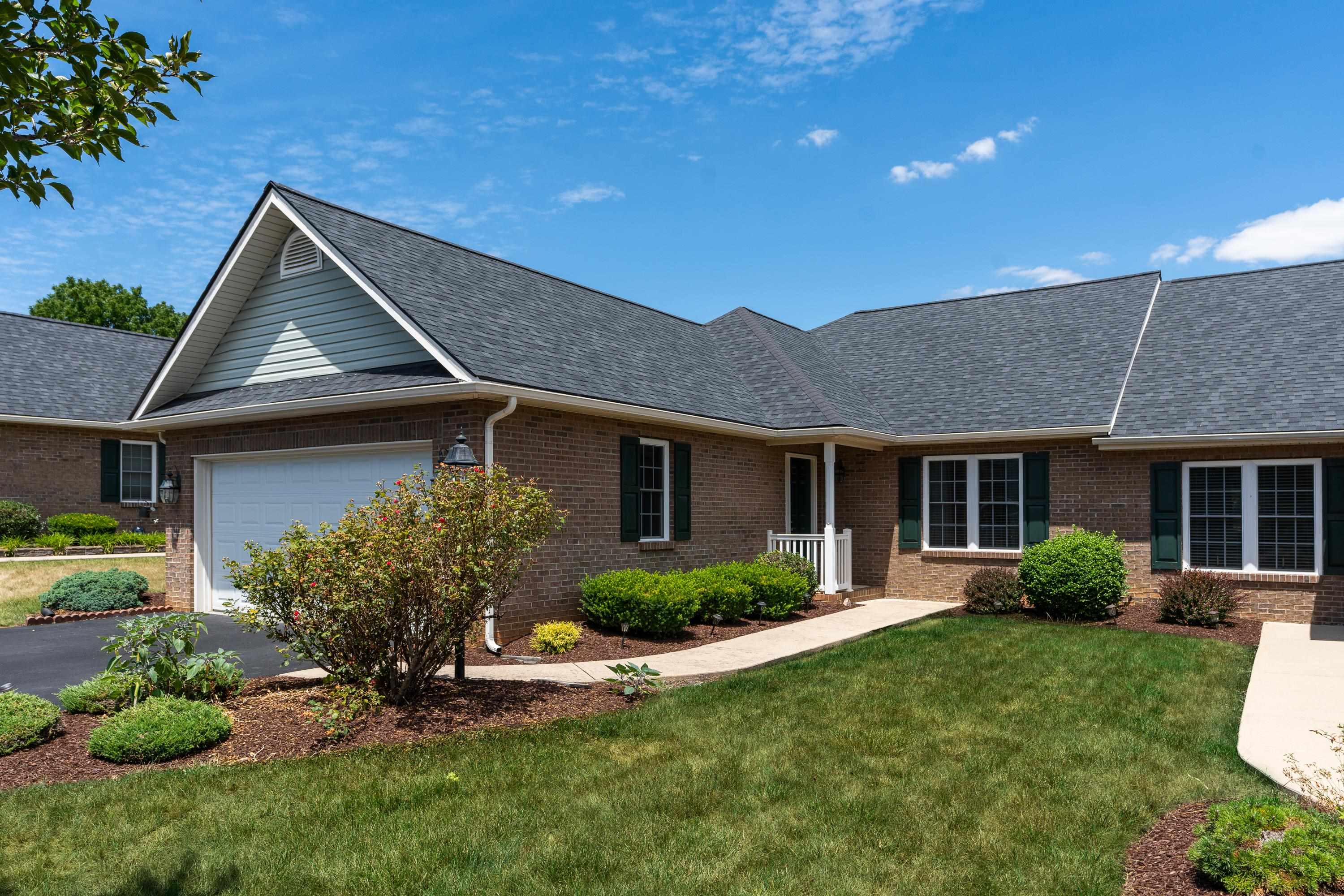 81 ROXBURY DR