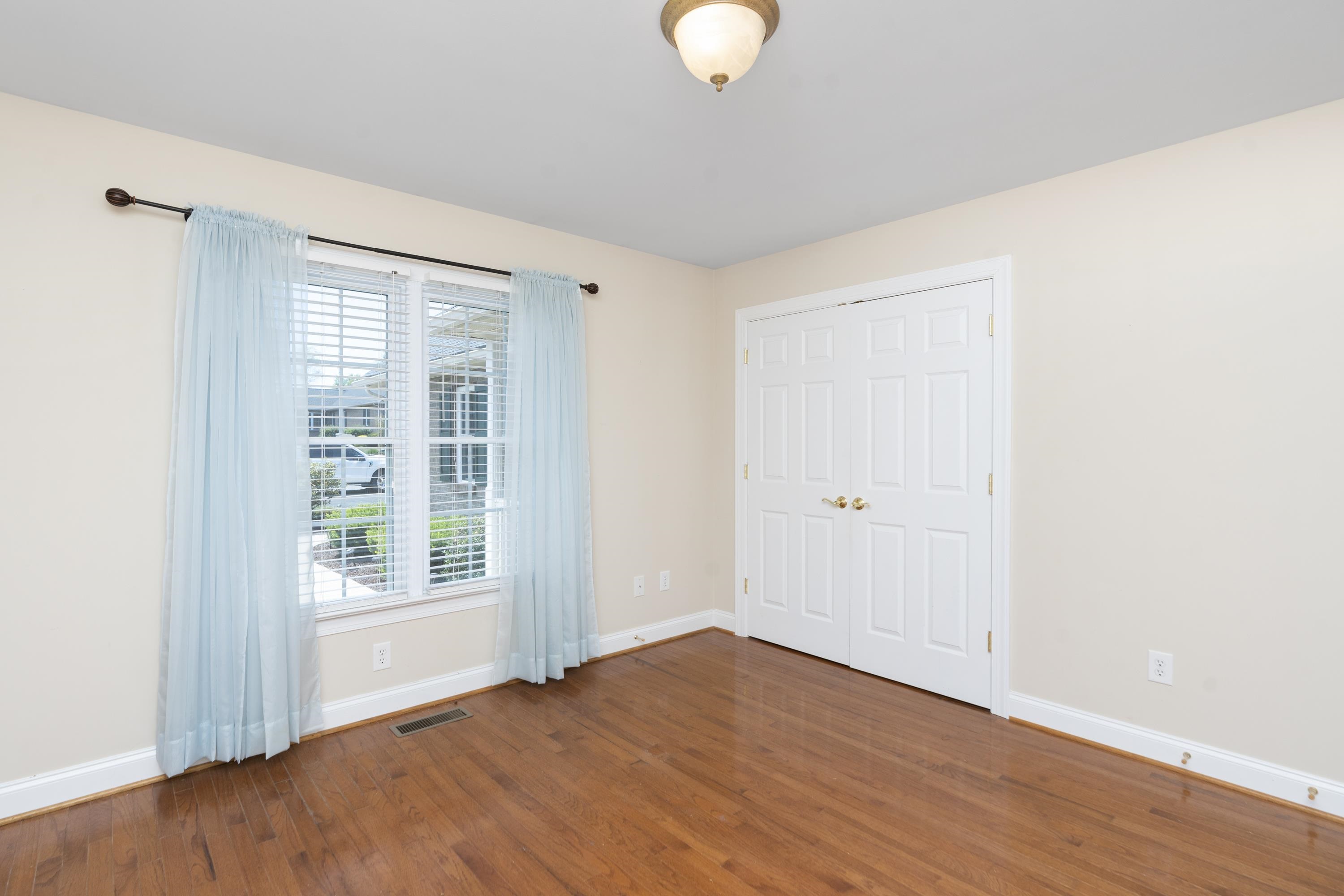 81 ROXBURY DR