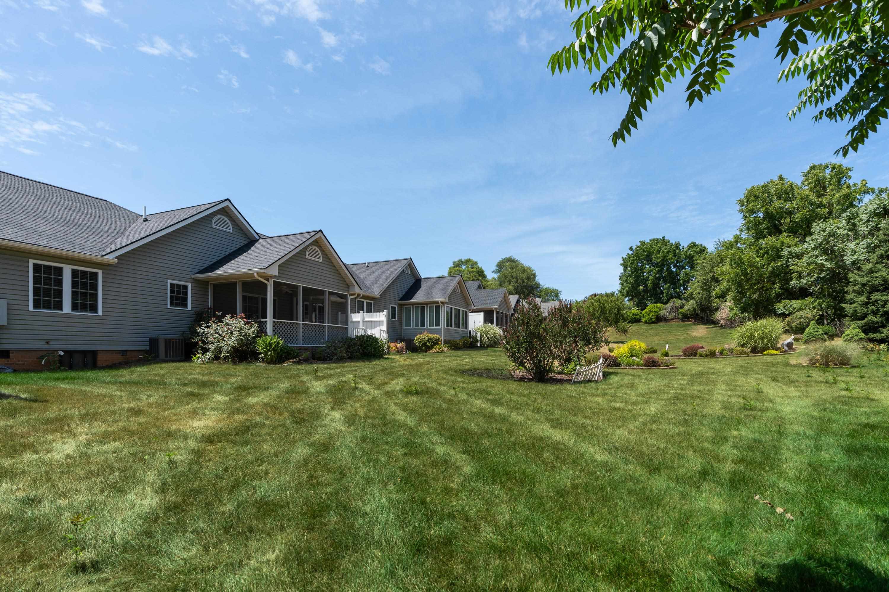 81 ROXBURY DR
