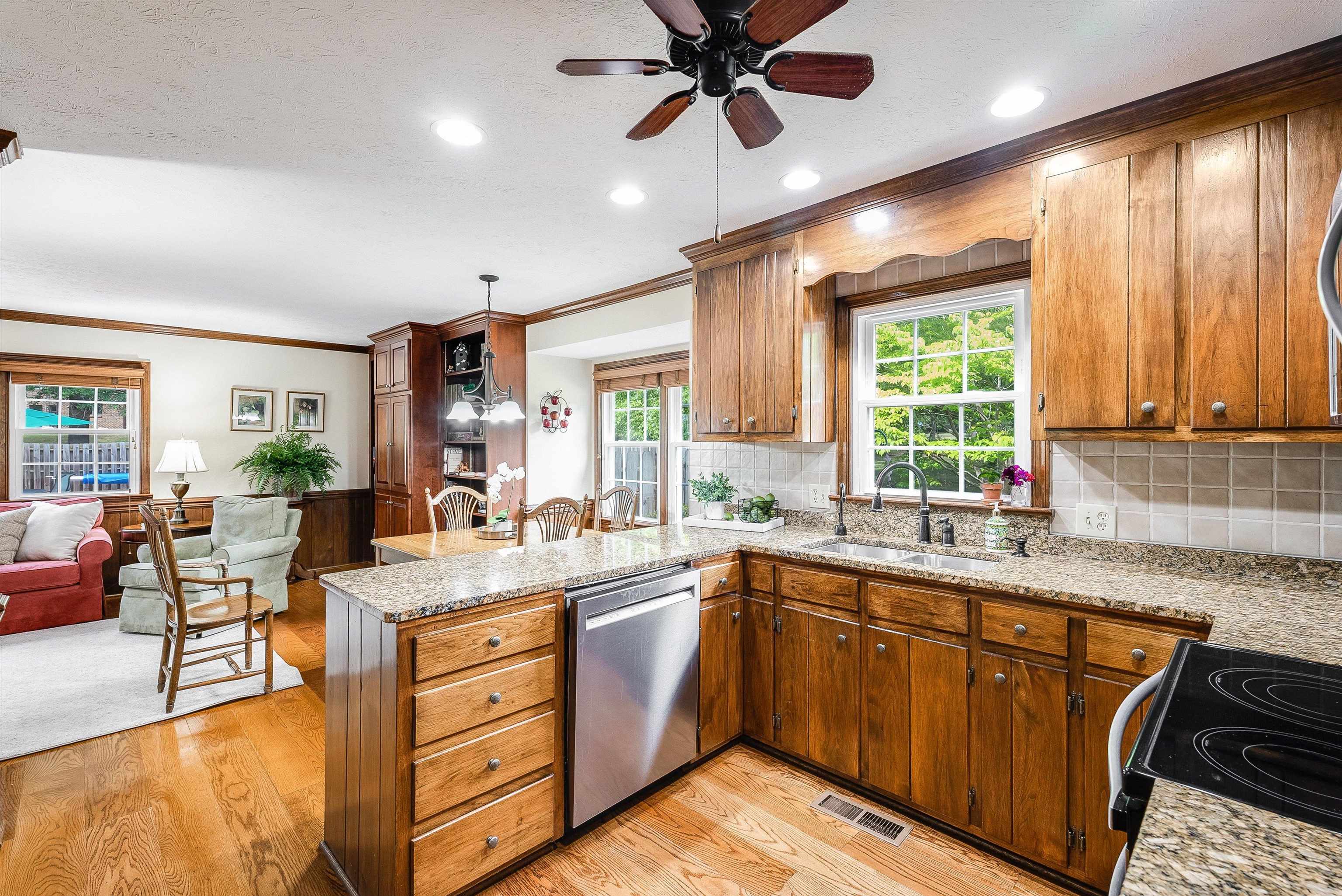 305 PELHAM DR