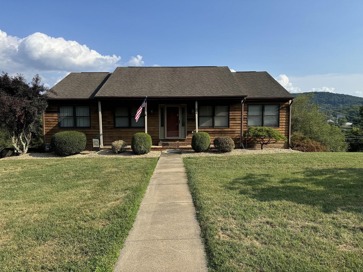 804 LAMMERMOOR DR