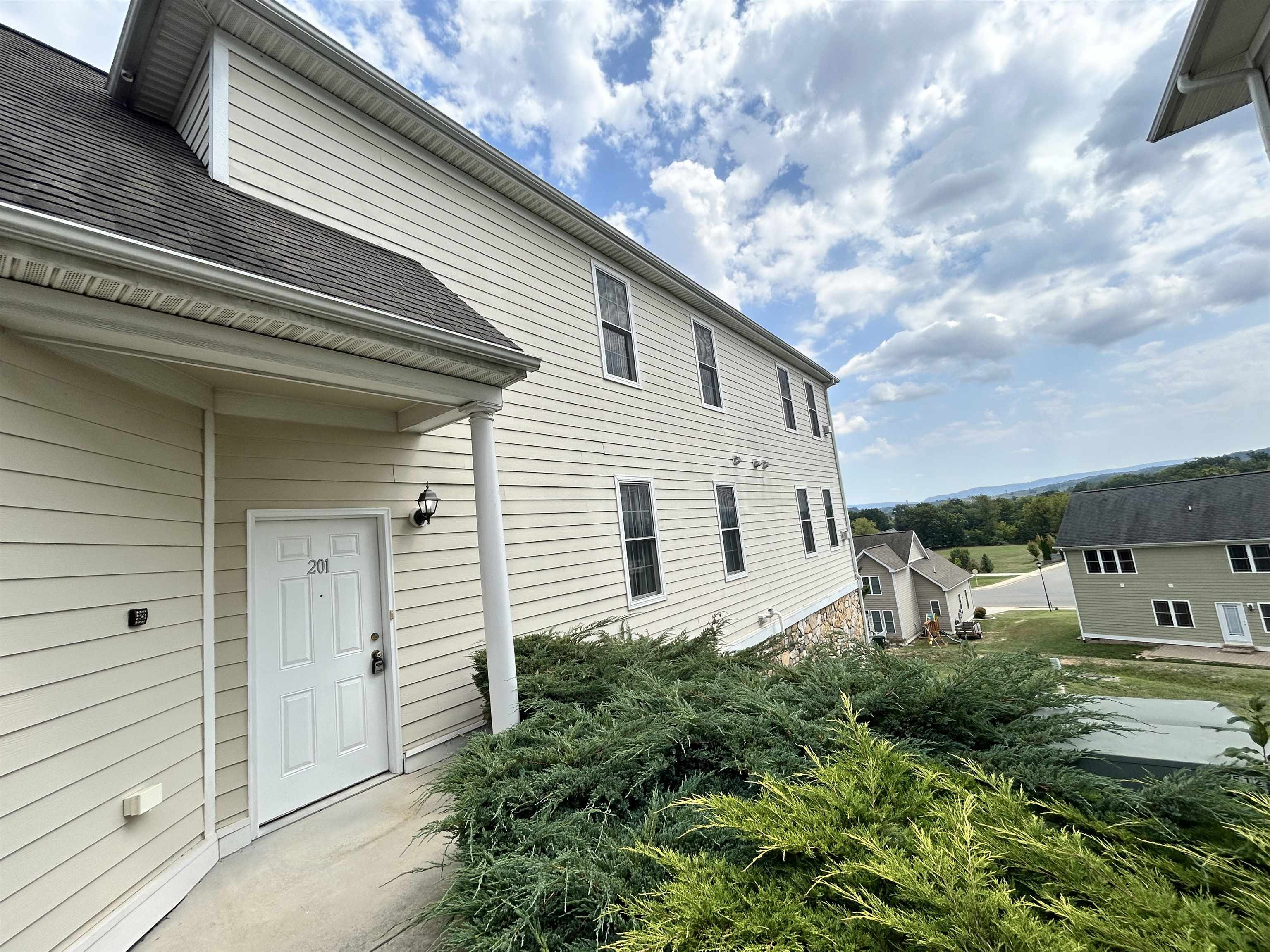 33 WINDGATE CIR Unit: 201