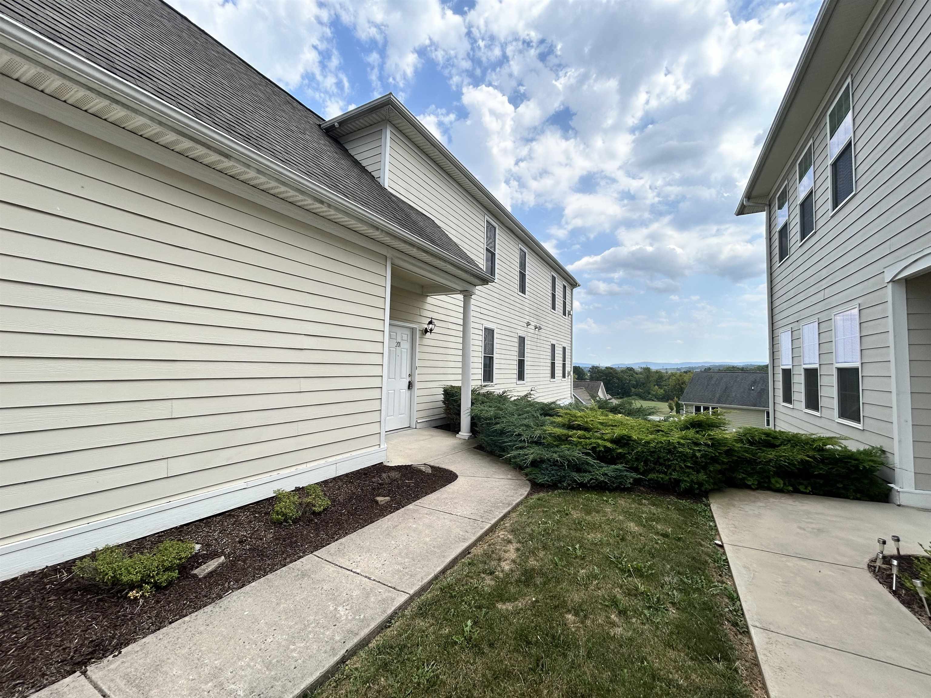 33 WINDGATE CIR Unit: 201