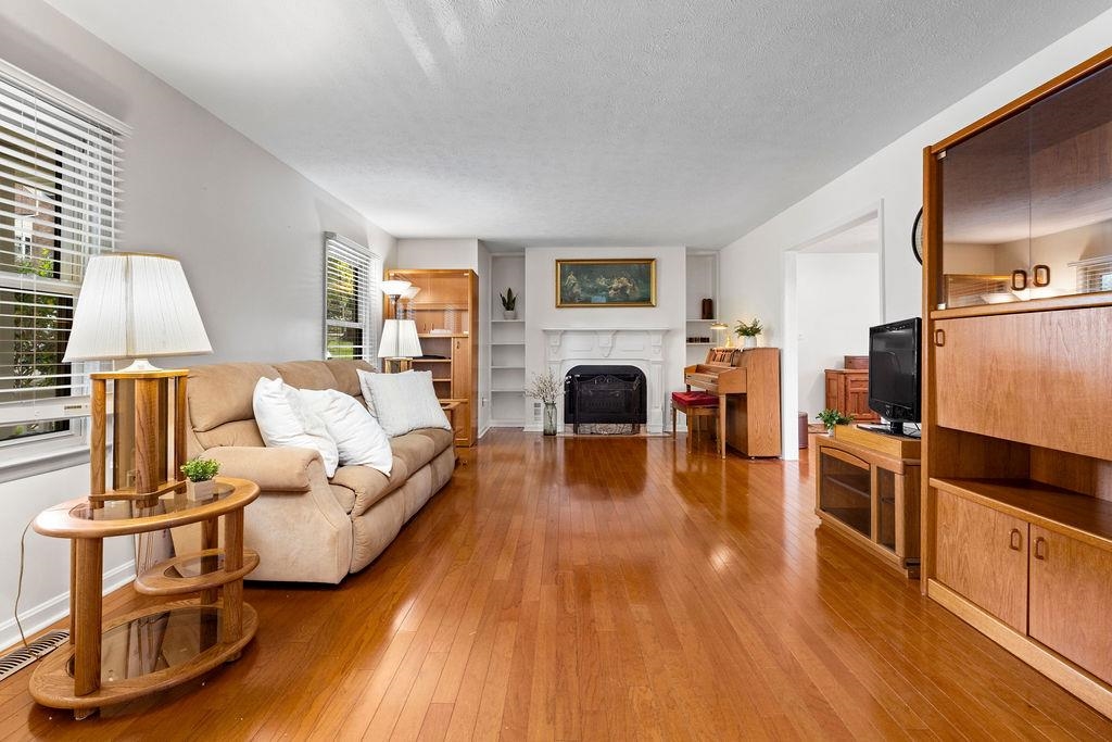 820 MT ELLIOT AVE