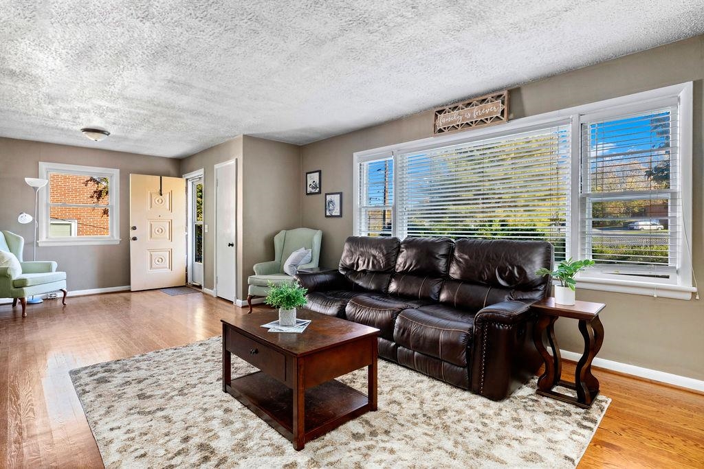 416 PARKWOOD LN